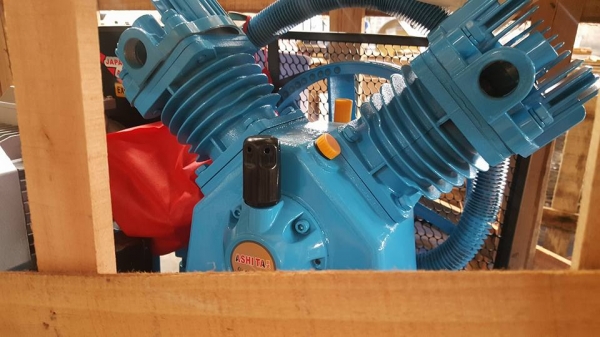 NEW ARRIVAL* สินค้าใหม่แกะกล่อง*เครื่องปั๊มลม ASHITA: ขนาด300ลิตร ,2 สูบ, 5.5HPแรง,380V.(มอเตอร์3 สาย /ไฟ3เฟส/โรงงาน) ราคาเพียง 27,000 บาท สนใจติดต่อ 0819337688