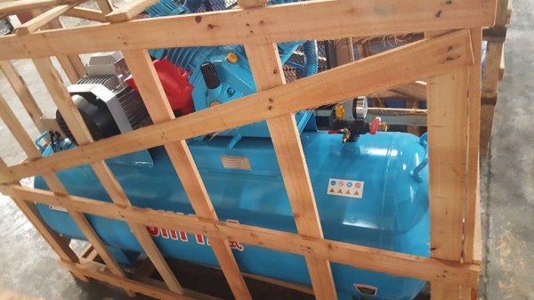 NEW ARRIVAL* สินค้าใหม่แกะกล่อง*เครื่องปั๊มลม ASHITA: ขนาด300ลิตร ,2 สูบ, 5.5HPแรง,380V.(มอเตอร์3 สาย /ไฟ3เฟส/โรงงาน) ราคาเพียง 27,000 บาท สนใจติดต่อ 0819337688