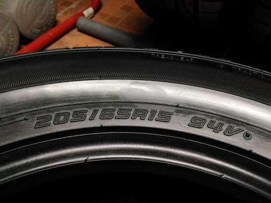 ยางเปอร์เซ็นคัดสภาพ Dunlop LM704 205 65 15 ผลิตปี 2016 ยางเปอร์เซ็นคัดสภาพ Dunlop LM704 205 65 15 ผลิตปี 2016