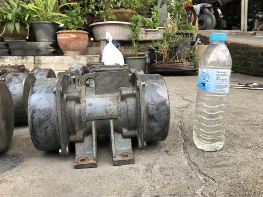 ขายมอเตอร์สั่น-เขย่า Uras Vibrator 1/3HP. 380V made in Japan สภาพดี สั่นแรง พร้อมใช้งาน มี 6ตัว ราคาตัวละ 3,600 บาท