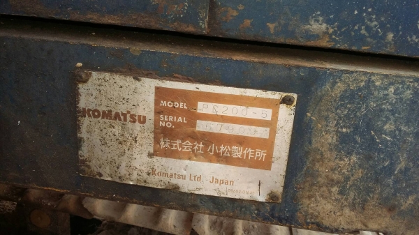 ขายแม็คโคร KOMATSU PC200-5. รถสภาพพร้อมใช้งาน เครื่องปั้มดี  โซ่ช่วงล่างพร้อมใช้งาน  เอกสารใบอินวยซ์  สนใจสบถาม 088-3223272.  คุณ ตั้ม