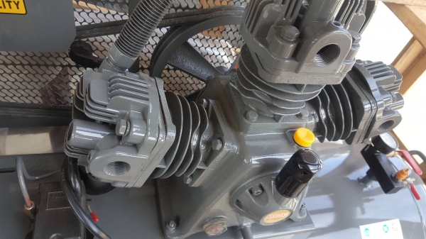 ขายเครื่องปั๊มลม ***ของใหม่แกะกล่องยังไม่เคยใช้งาน*ยี่ห้อ ASHITA  ขนาด 300 ลิตร /4HPแรง / 220V(ไฟบ้าน ) 10 บาร์3 สูบ ขายราคาถูก