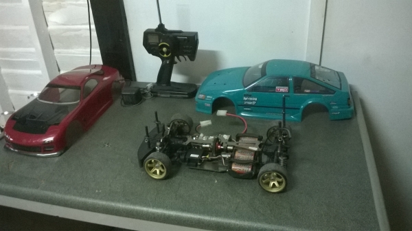 ขายรถบังคับดริฟ kasemotoแบบเพลา เล่นใด้ปกติ ใด้หมดเลยตามรูป ราคา2000บาท โทร0924462525โส