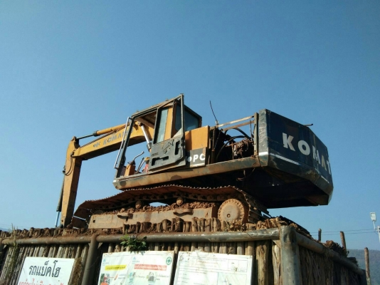 ขายรถแบคโฮ KOMATSU PC200-3 ขายรถแบคโฮ KOMATSU PC200-3