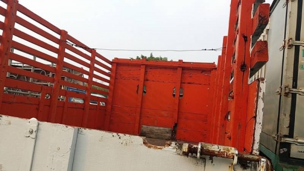 ขาย 180,000 รถ6ล้อ HINO KM 310 เครื่อง 6BB1-145 แรง หัวดี ยางดี คัชซีสวย กะบะคอกบรรทุก กว้าง 2.30 ม. ยาว 4.40 ม. สูง 1.60 ม. เล่มทะเบียน รถพร้อมใช้ รถอยู่ กทม.แจ้งวัฒนะ 090-772-3710 090-772-3708