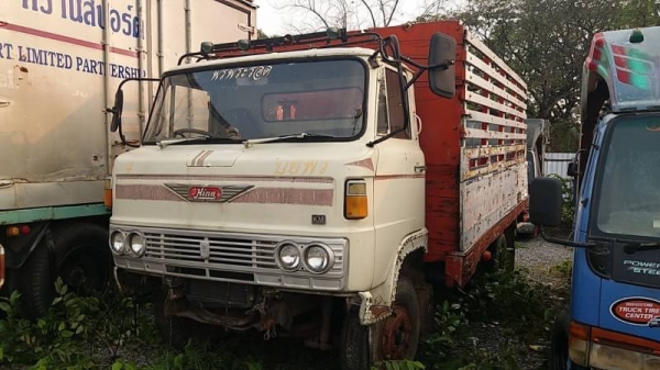 ขาย 180,000 รถ6ล้อ HINO KM 310 เครื่อง 6BB1-145 แรง หัวดี ยางดี คัชซีสวย กะบะคอกบรรทุก กว้าง 2.30 ม. ยาว 4.40 ม. สูง 1.60 ม. เล่มทะเบียน รถพร้อมใช้ รถอยู่ กทม.แจ้งวัฒนะ 090-772-3710 090-772-3708