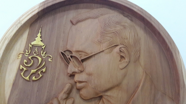 ไม้สักแกะสลักด้วยเครื่อง CNC งานปารีส รูปพ่อหลวงร. 9 พร้อมขาตั้งไว้ประดับบารมีไว้ใส่ตู้โชว์ได้ครับ ราคา 2600 บาทรวมส่ง EMS หรือส่งเคอรี่