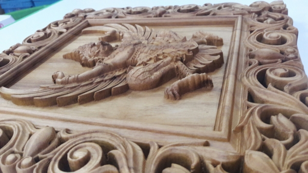 ไม้พยอมแกะสลักด้วยเครื่อง CNC งานละเอียดมากครับเหมาะแก่การใส่กรอบหลุยส์หรือนำไปใส่ตู้โชว์ประดับบารมี ราคา 2,600 บาท รวมส่ง EMS หรือขนส่งเคอรี่