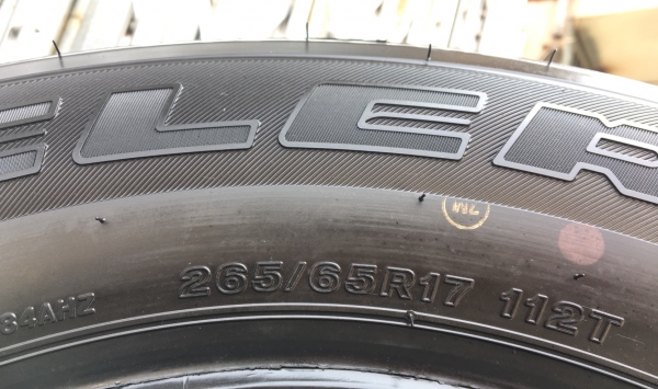 ยางป้ายแดง Bridgestone 265-65-17 ปลายปี 17 ตุ่มเป้งๆ เส้นสีชัดๆ ยางป้ายแดง Bridgestone 265-65-17 ปลายปี 17 ตุ่มเป้งๆ เส้นสีชัดๆ