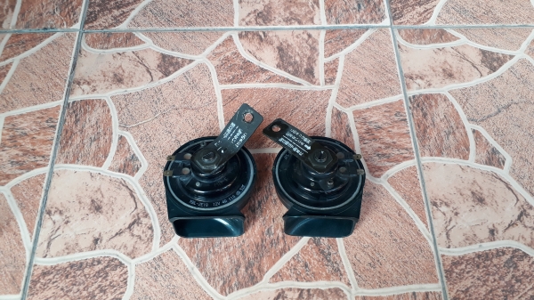 แตร Mitsuba สีเขียว ด้านหลังมีรอยบิ่นนิดหน่อย