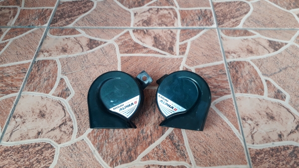 แตร Mitsuba สีเขียว ด้านหลังมีรอยบิ่นนิดหน่อย