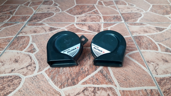 แตร Mitsuba สีเขียว ด้านหลังมีรอยบิ่นนิดหน่อย