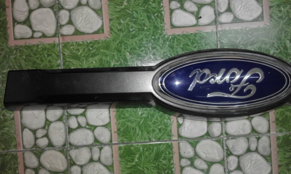 กรอบตราโลโก้กระจังหน้า FORD RANGER ใหม่