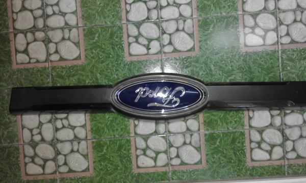 กรอบตราโลโก้กระจังหน้า FORD RANGER ใหม่