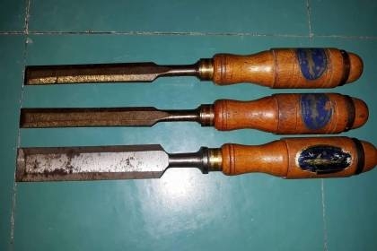 ขายสิ่วฉลามสามดาว หลายขนาดด้ามไม้สวยงาม MADE IN SWEDEN.เก่าเก็บ ขายสิ่วฉลามสามดาว หลายขนาดด้ามไม้สวยงาม MADE IN SWEDEN.เก่าเก็บ