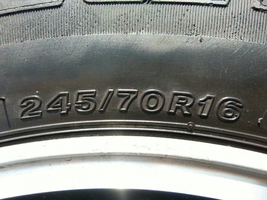 ขายแม็กISUZU พร้อมยาง 245/79R16 ปี11 ดอกยางเต็มสวยๆ ชุดละ 4600 บาท