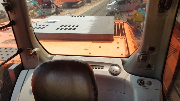 ขายรถแบ็คโฮ HITACHI ZX160LC-5G ใช้งาน 8,592 ชั่วโมง สภาพนางฟ้า เอกสารเล่มทะเบียน