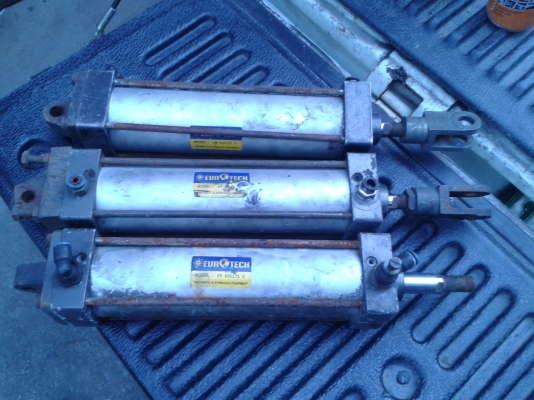 กระบอกนิวเมติกสามตัว 1800