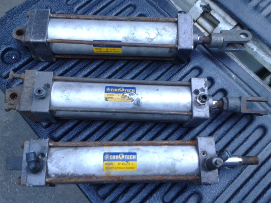 กระบอกนิวเมติกสามตัว 1800