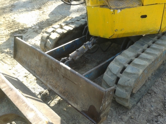 ขายรถขุด komatsu pc12uu เก่านอกยังไม่เคยใช้งานในไทย