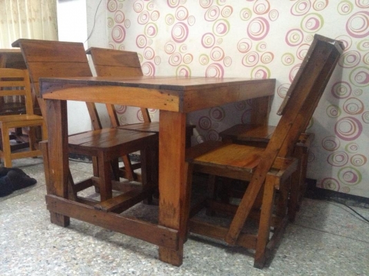ขายโต๊ะไม้พร้อมเก้าอี้4ตัวยกชุด