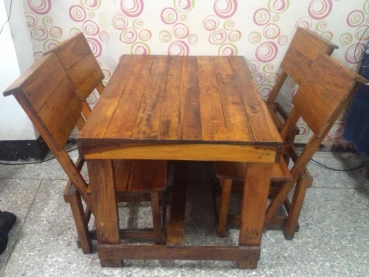 ขายโต๊ะไม้พร้อมเก้าอี้4ตัวยกชุด