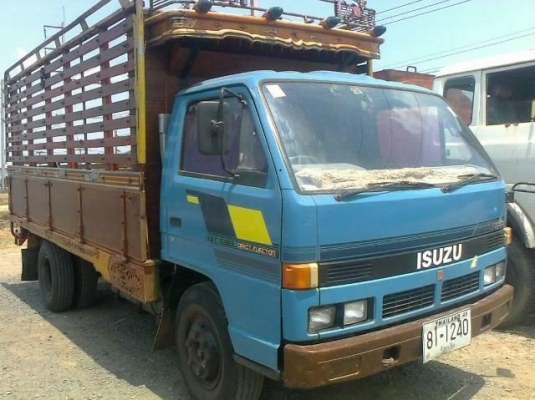 ISUZU NPR 115 HP 4BD1 ปี 36 แก้มเหลือง กระบะคอกไม้ทรงสวยความยาว 4.30 เมตร ช่วงล่างใหญ่ติด F หน้า F หลังครบพร้อม เครื่องแห้งแรงดี หัวเก๋งสีบางเดิมภายในสวย เกียร์สั้น ช่วงล่างคัชซีสวยไม่มีดาม ยางสภาพดี 70\% เอกสารทะเบียนภาษีครบพร้อมโอน ราคาต่อรองได้ครับ