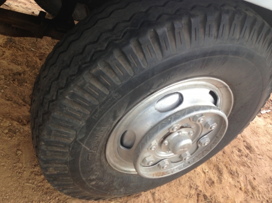 MITSUBISHI FUSO FN515 - 175 HP 6D15 รถหางปลาสิบล้อเพลาเดียว มีหางไฮดรอลิกส์ขึ้นรถเกี่ยวครบพร้อมใช้งานได้เลย เครื่องแรงดี หัวเก๋งตาเหลี่ยมภายในครบพร้อม พวงมาลัยเพาเวอร์ ช่วงล่างคัชซีสวย ยางสภาพดีพร้อมลากพร้อมบรรทุกได้เลย เอกสารทะเบียนภาษีครบพร้อมโอน ราคาต่