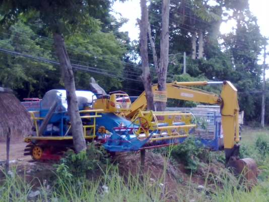 รถเกี่ยว แบบรองกระสอบน้ำหนักเบา พร้อมลุยถูกๆ ราคา 380,0000 สภาพดี พร้อมใช้(ต่อรองได้)