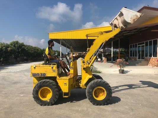 ขายรถตักKOMATSUรุ่นWA30-2นำเข้าญี่ปุ่นไม่เคยใช้งานในไทย เอวอ่อน  เครื่องดีเซล3สูบ สภาพดีพร้อมใช้งาน 081-8302909 จิรโรจน์ Line  :  jiraroj2909