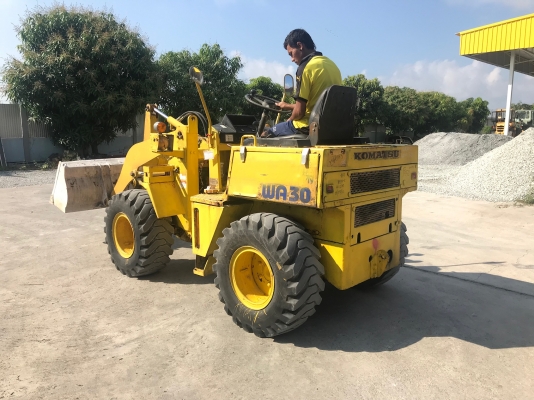 ขายรถตักKOMATSUรุ่นWA30-2นำเข้าญี่ปุ่นไม่เคยใช้งานในไทย เอวอ่อน  เครื่องดีเซล3สูบ สภาพดีพร้อมใช้งาน 081-8302909 จิรโรจน์ Line  :  jiraroj2909