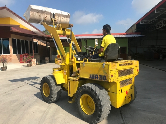 ขายรถตักKOMATSUรุ่นWA30-2นำเข้าญี่ปุ่นไม่เคยใช้งานในไทย เอวอ่อน  เครื่องดีเซล3สูบ สภาพดีพร้อมใช้งาน 081-8302909 จิรโรจน์ Line  :  jiraroj2909