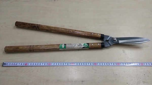 กรรไกรตัดหญ้า ด้ามไม้