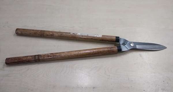 กรรไกรตัดหญ้า ด้ามไม้