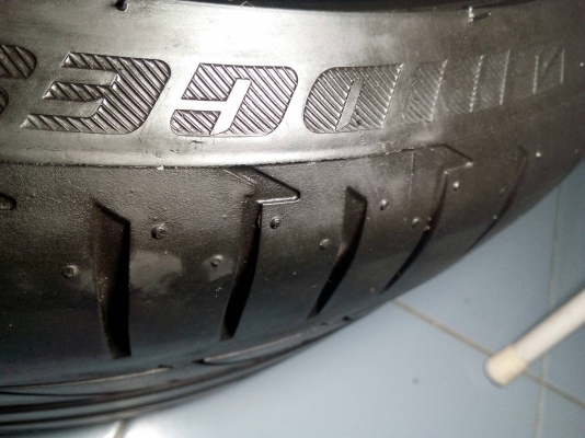 285/30R19  BRIDGESTONE POTENZA S-001 Made in Japan  ปี16  มี 1 เส้น   โทร.081-427-3941   ไอดีไลน์:  0814273941