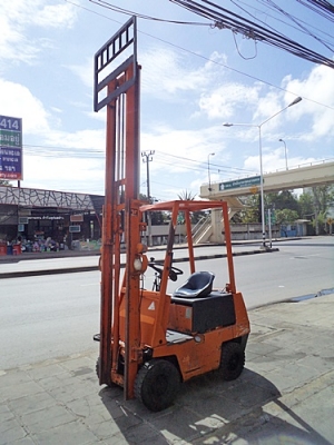 ขายรถยกโตโยต้า 900 กิโล เครื่องเบนซิน กระบอกคู่ เสาสูง 3 เมตร พวงมาลัยเพาเว่อร์  สีเดิมจากนอก นำเข้าจากญี่ปุ่น ใช้งานได้ทันที ราคา80000