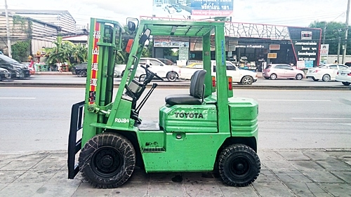 ขายรถยกโตโยต้า 2 ตัน รุ่น5 เครื่องเบนซิน กระบอกคู่ เสาสูง 3 เมตร พวงมาลัยเพาเว่อร์  สีเดิมจากนอก นำเข้าจากญี่ปุ่น ใช้งานได้ทันที ราคา170000