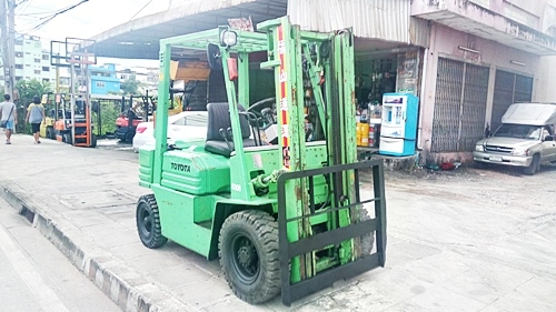 ขายรถยกโตโยต้า 2 ตัน รุ่น5 เครื่องเบนซิน กระบอกคู่ เสาสูง 3 เมตร พวงมาลัยเพาเว่อร์  สีเดิมจากนอก นำเข้าจากญี่ปุ่น ใช้งานได้ทันที ราคา170000