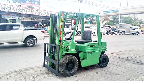 ขายรถยกโตโยต้า 2 ตัน รุ่น5 เครื่องเบนซิน กระบอกคู่ เสาสูง 3 เมตร พวงมาลัยเพาเว่อร์  สีเดิมจากนอก นำเข้าจากญี่ปุ่น ใช้งานได้ทันที ราคา170000