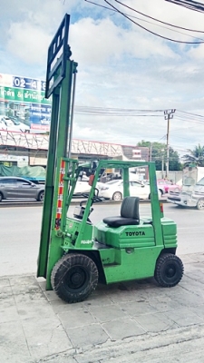 ขายรถยกโตโยต้า 2 ตัน รุ่น5 เครื่องเบนซิน กระบอกคู่ เสาสูง 3 เมตร พวงมาลัยเพาเว่อร์  สีเดิมจากนอก นำเข้าจากญี่ปุ่น ใช้งานได้ทันที ราคา170000