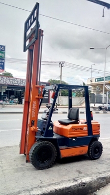 ขายรถยกโตโยต้า 2 ตัน รุ่น5 เครื่องเบนซิน เกียร์ออโต้ กระบอกคู่ เสาสูง 3 เมตร พวงมาลัยเพาเว่อร์  สีเดิมจากนอก นำเข้าจากญี่ปุ่น ใช้งานได้ทันที ราคา170000