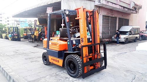 ขายรถยกโตโยต้า 2 ตัน รุ่น5 เครื่องเบนซิน กระบอกคู่  เสาสูง 3 เมตร ยางตันใหม่ พวงมาลัยเพาเว่อร์  สีเดิมจากนอก นำเข้าจากญี่ปุ่น ตรวจเช็คระบบเครื่องยนต์ เบรก ครัช ไฮโดรลิกเรียบร้อยแล้ว ใช้งานได้ทันที ราคา 170000  และอุปกรณ์รถโฟล์คลิฟท์ ยางตันใหม่ กระทะล้อ งา