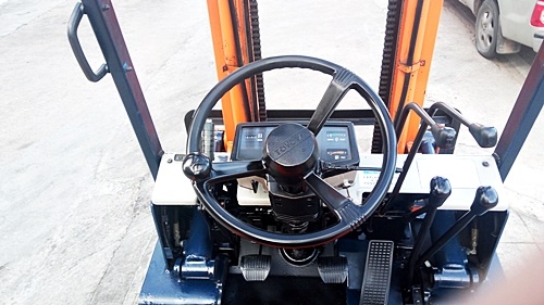 ขายรถยกโตโยต้า 2 ตัน รุ่น5 เครื่องเบนซิน กระบอกคู่  เสาสูง 3 เมตร ยางตันใหม่ พวงมาลัยเพาเว่อร์  สีเดิมจากนอก นำเข้าจากญี่ปุ่น ตรวจเช็คระบบเครื่องยนต์ เบรก ครัช ไฮโดรลิกเรียบร้อยแล้ว ใช้งานได้ทันที ราคา 170000  และอุปกรณ์รถโฟล์คลิฟท์ ยางตันใหม่ กระทะล้อ งา