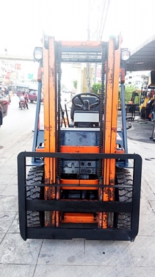 ขายรถยกโตโยต้า 2 ตัน รุ่น5 เครื่องเบนซิน กระบอกคู่  เสาสูง 3 เมตร ยางตันใหม่ พวงมาลัยเพาเว่อร์  สีเดิมจากนอก นำเข้าจากญี่ปุ่น ตรวจเช็คระบบเครื่องยนต์ เบรก ครัช ไฮโดรลิกเรียบร้อยแล้ว ใช้งานได้ทันที ราคา 170000  และอุปกรณ์รถโฟล์คลิฟท์ ยางตันใหม่ กระทะล้อ งา