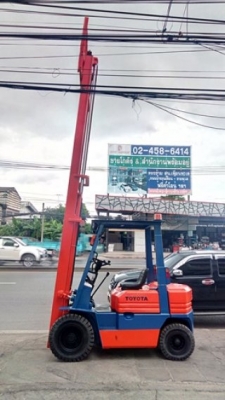 ขายรถยกโตโยต้า 2 ตัน รุ่น5 เครื่องเบนซิน กระบอกคู่ เสาสูง 4.5 เมตร ยางตันใหม่ พวงมาลัยเพาเว่อร์ นำเข้าจากญี่ปุ่น ใช้งานได้ทันที ราคา190000