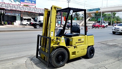 ขายรถยกมิตซูบิชิ 2.5 ตัน เครื่องดีเซล กระบอกคู่ เสาสูง 3 เมตร พวงมาลัยเพาเว่อร์  สีเดิมจากนอก นำเข้าจากญี่ปุ่น ใช้งานได้ทันที ราคา210000