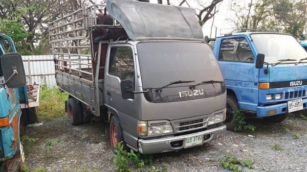 เหลือ 10 คันขายเหมา 1,200,000 บาท รวมมิตร 4 ล้อ -6 ล้อ สภาพพร้อมใช้ เอกสารเล่มทะเบียน   รถอยู่ แจ้งวัฒนะ โทร 0610710295  1.ISUZU NKR66E เครื่องติดแก๊ส 1JZ 2500 CC. เกียร์ออโต้   2.รถ4ล้อกลาง ISUZU NKR69E หัวสวยคัดซีดี กะบะคอกแซง กว้าง 1.77 ม. ยาว 3.15 ม.