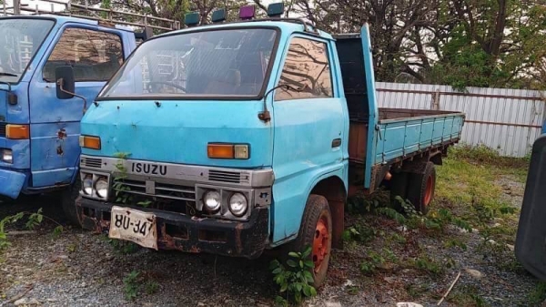 เหลือ 10 คันขายเหมา 1,200,000 บาท รวมมิตร 4 ล้อ -6 ล้อ สภาพพร้อมใช้ เอกสารเล่มทะเบียน   รถอยู่ แจ้งวัฒนะ โทร 0610710295  1.ISUZU NKR66E เครื่องติดแก๊ส 1JZ 2500 CC. เกียร์ออโต้   2.รถ4ล้อกลาง ISUZU NKR69E หัวสวยคัดซีดี กะบะคอกแซง กว้าง 1.77 ม. ยาว 3.15 ม.