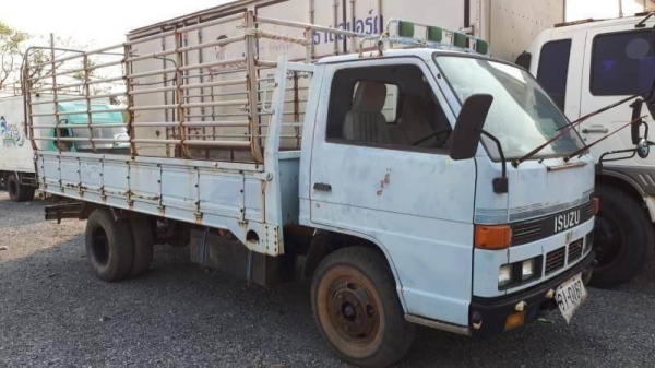 เหลือ 10 คันขายเหมา 1,200,000 บาท รวมมิตร 4 ล้อ -6 ล้อ สภาพพร้อมใช้ เอกสารเล่มทะเบียน   รถอยู่ แจ้งวัฒนะ โทร 0610710295  1.ISUZU NKR66E เครื่องติดแก๊ส 1JZ 2500 CC. เกียร์ออโต้   2.รถ4ล้อกลาง ISUZU NKR69E หัวสวยคัดซีดี กะบะคอกแซง กว้าง 1.77 ม. ยาว 3.15 ม.