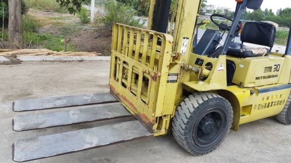 ขายด่วนรถยกMITSUBISHI FG30-18 ยก3ตันเพาเวอรเสาสูง5เมตรยกให้ดูของหนัก3ตันสบายๆๆจริงๆรถนอกนำเข้ายังไม่เคยใช้งานในเมืองไทยเลย